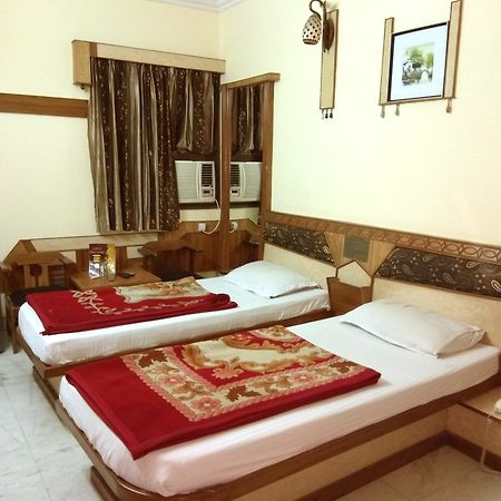 Hotel Cottage Crown Plaza New Delhi Exterior photo